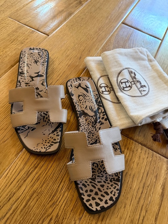 Hermes Shoes - Auth. Hermes Oran Leather Slide Sandals in Taupe w printed insole - Women